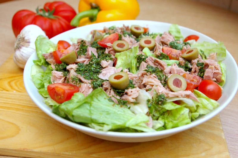 Салат из тунца консервированного рецепт с фото